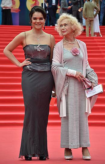 Актриса Светлана Немоляева (справа) и ее внучка актриса Полина Лазарева