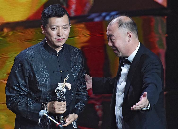 Китайский режиссер Лян Цяо принимает главный приз ММКФ — статуэтку «Золотого Святого Георгия». Лучшим фильмом фестиваля стал его «Хохлатый ибис» 
