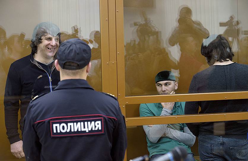 Фигуранты уголовного дела Темерлан Эскерханов (слева) и Шадид Губашев (второй справа) во время заседания суда.