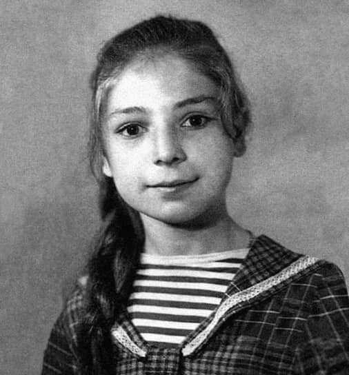 Жанна Агузарова родилась 7 июля 1962 года в поселке Туртас под Тюменью. Позже ее семья переехала в Новосибирскую область. Воспитанием будущей певицы занималась бабушка, которая поддерживала музыкальные увлечения внучки и шила костюмы для ее выступлений