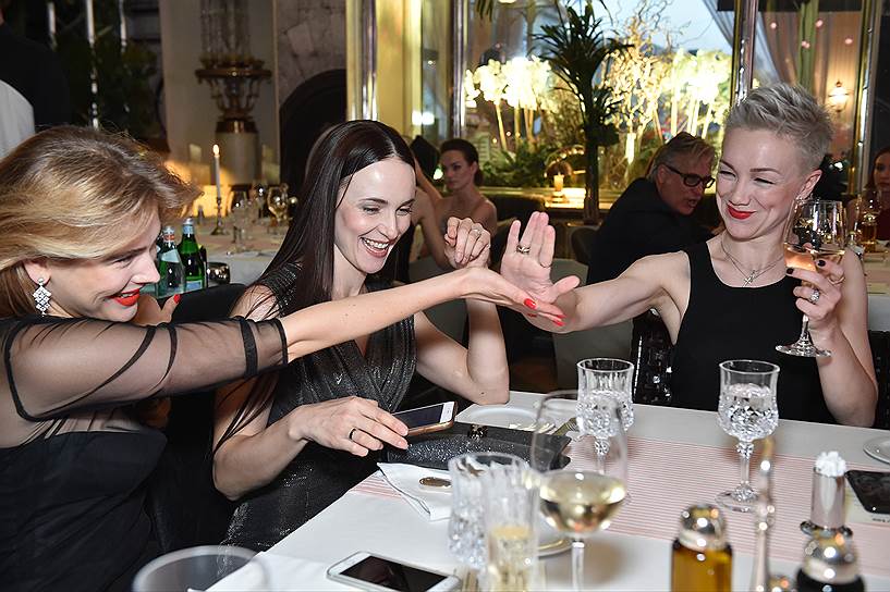 Актрисы Анна Горшкова, Анна Снаткина и Дарья Мороз во время вечеринки журнала InStyle в рамках 39-го Московского Международного кинофестиваля