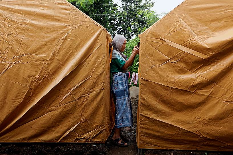 Марави, Республика Филиппины. Женщина живет в лагере для беженцев, пока правительственные силы проводят военную операцию против исламистов