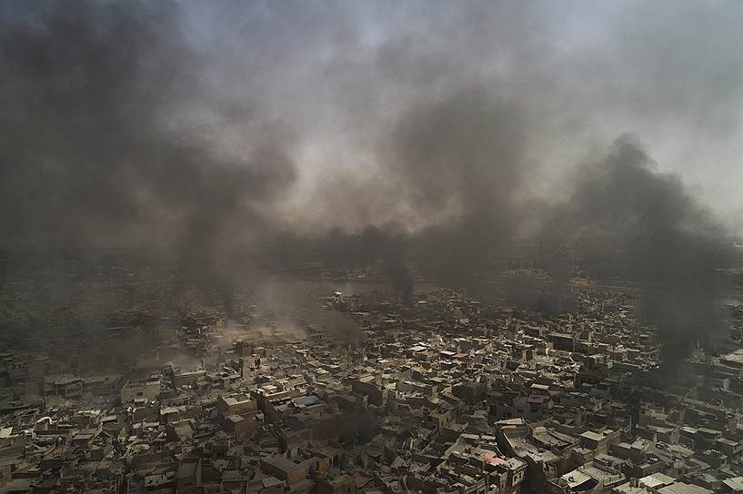 Мосул, Ирак. Дым над старыми кварталами города после артиллерийских ударов иракской армии по позициям террористов