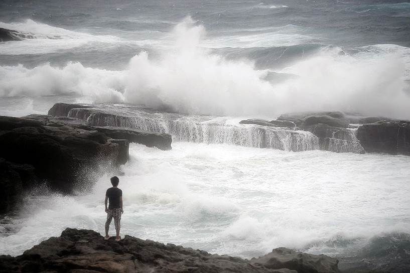 Сиракама, Япония. Житель прибрежного города наблюдает за тем, как начинается шторм Нанмадол 