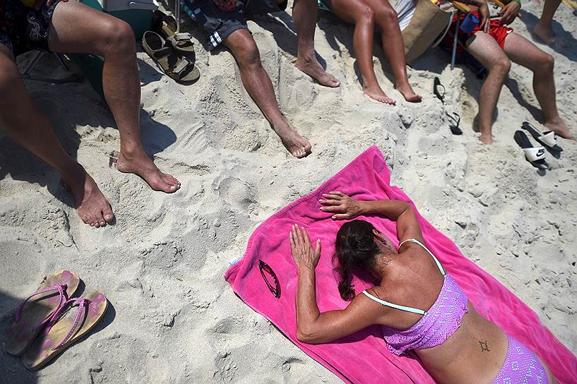 Нью-Джерси, США. Женщина загорает на пляже в Приморском парке