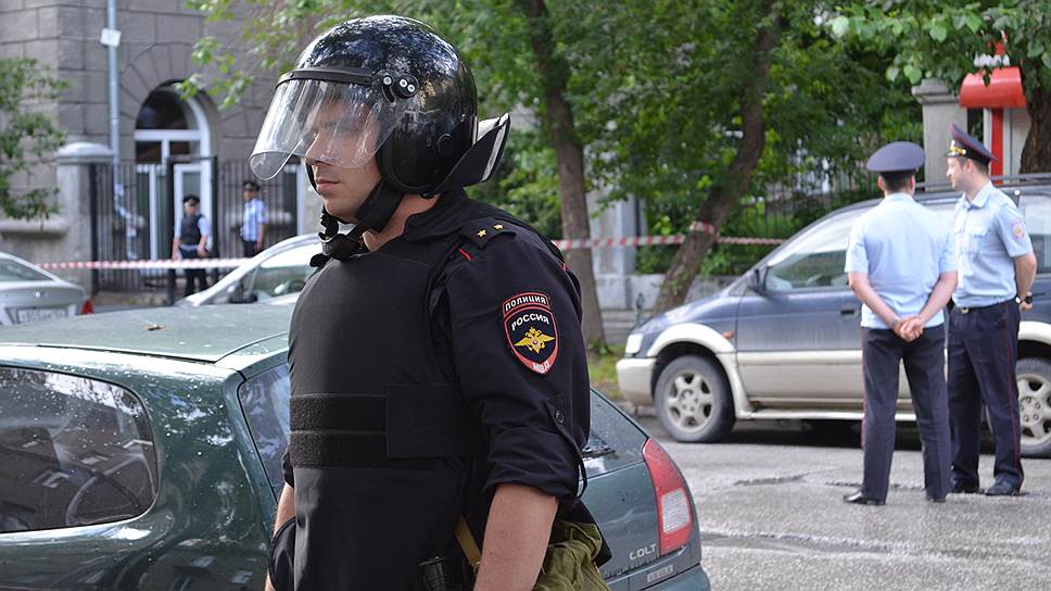 Как полиция искала бомбу в штабе Алексея Навального