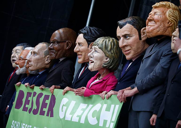 Протестующие в масках лидеров стран G20