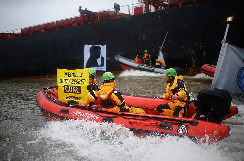 Активисты Greenpeace провели акцию на лодках. На плакате изображен силуэт канцлера Германии Ангелы Меркель