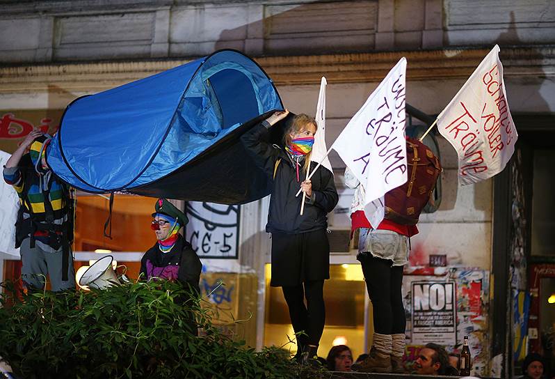 Протестующие устанавливали палатки на место сбора демонстрантов