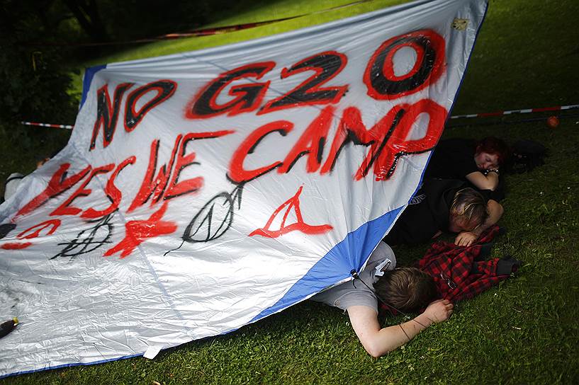 Участники акции в лагере демонстрантов