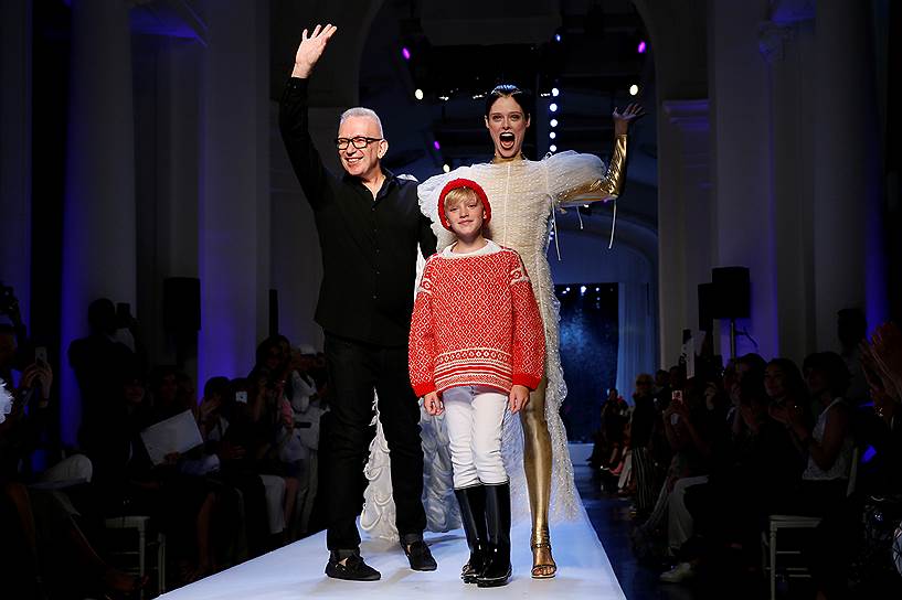 Итальянский дизайнер Жан-Поль Готье (слева) приветствует зрителей