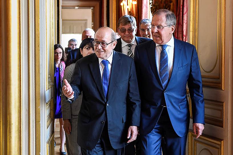 Глава МИД Франции Жан Ив Ле Дриан (слева) и глава МИД РФ Сергей Лавров