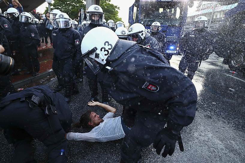Полицейские задерживают активиста 