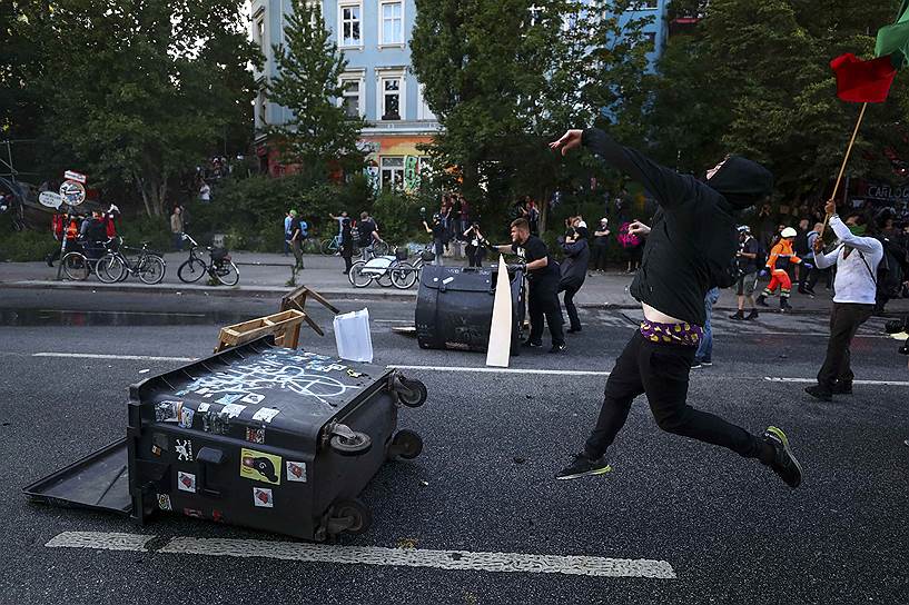 Демонстранты забросали полицейских камнями и мусором