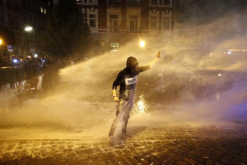 Для разгона демонстрантов полицейские применили водометы