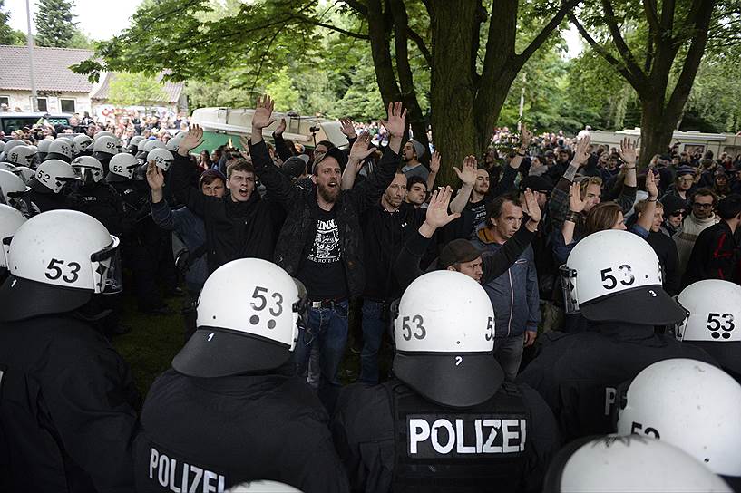 Полицейские берут «в кольцо» участников протестной акции