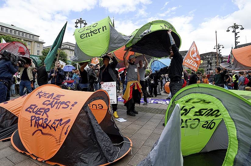 Протестующие устанавливают палатки на площади возле городской мэрии