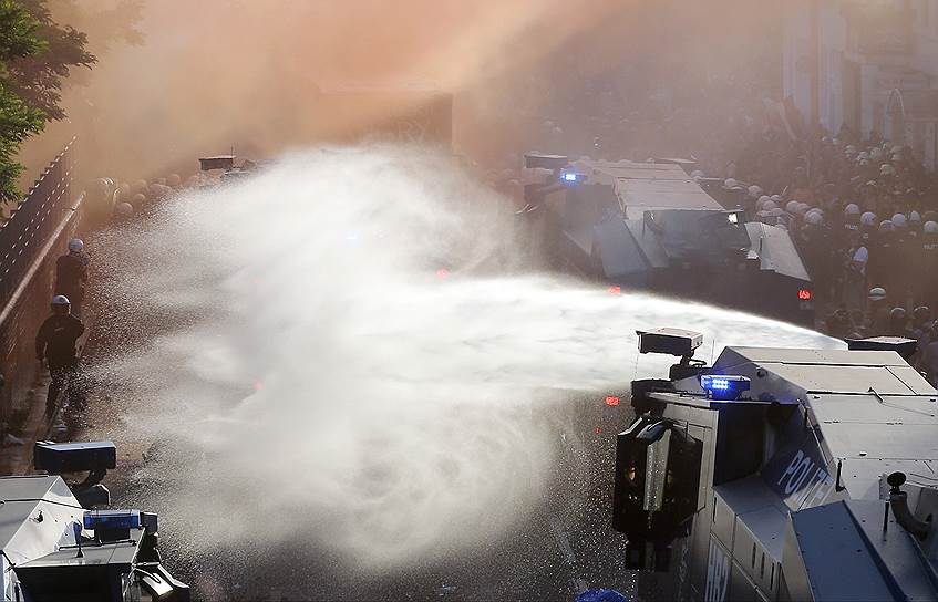 Для разгона демонстрантов полицейские применили водометы