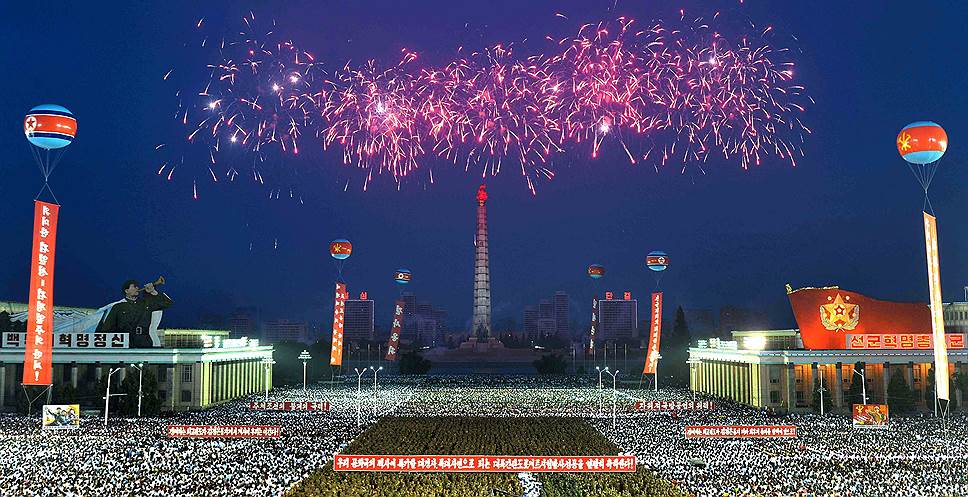 Пхеньян, КНДР. Солдаты и жители города на центральной площади празднуют запуск межконтинентальной баллистической ракеты Хвасон-14 