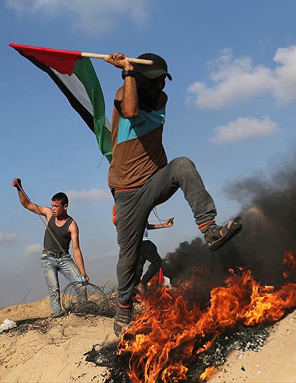 Сектор Газа, Государство Палестина. Активист во время столкновений с израильскими силами правопорядка на границе 