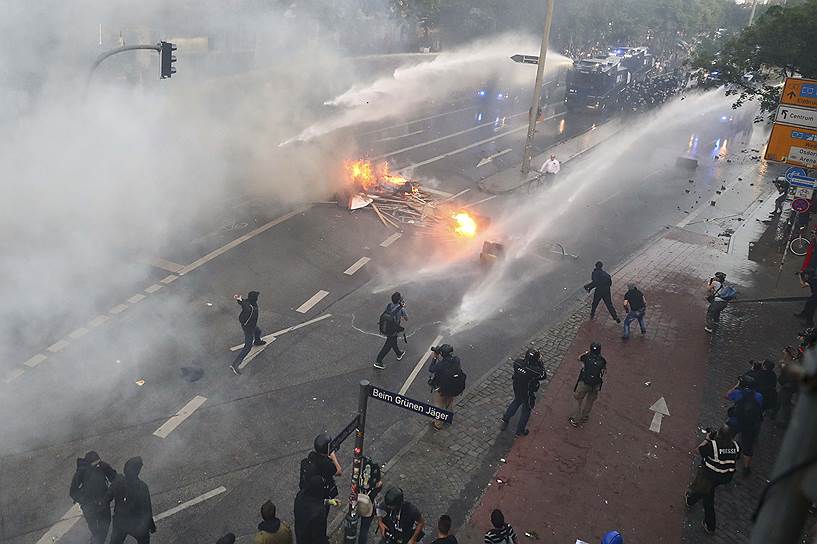 3-7 июля. В преддверии саммита G20 в Гамбурге прошли массовые демонстрации антиглобалистов, экологов и антикапиталистов. Активисты поджигали на площадях бумагу и мусор, в ответ полицейские применяли водометы