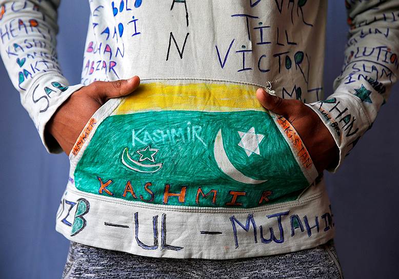 Основной символикой активистов являются флаги Пакистана и изображения полумесяца 