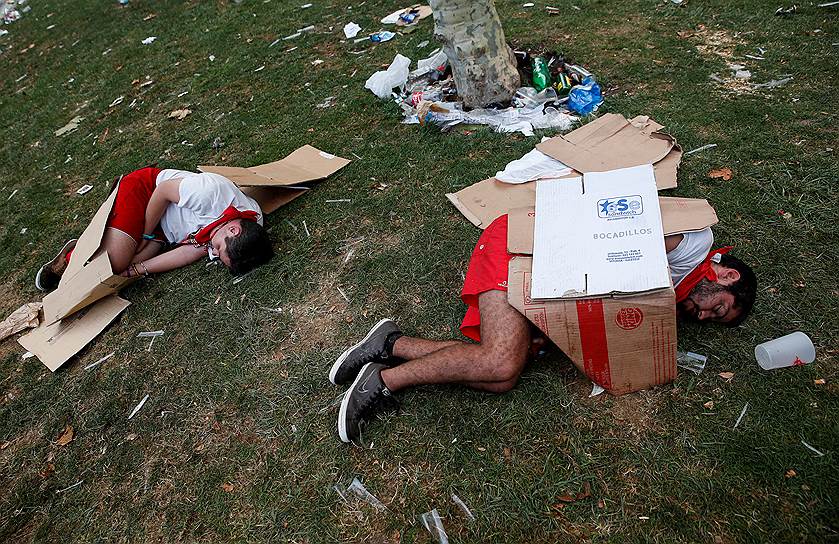 Памплона, Испания. Зрителя фестиваля Сан-Фермин спят на траве в перерывах между забегами 