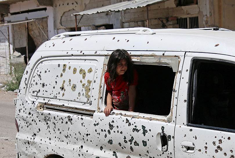 Даръа, Сирия. Девочка в расстрелянной машине на территории, контролируемой повстанцами