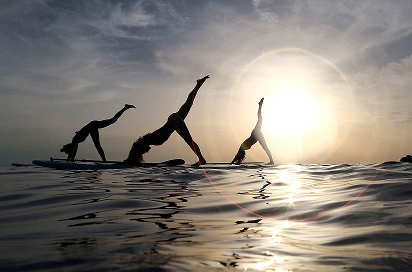 Верудела, Хорватия. Женщины занимаются йогой на берегу Адриатического моря