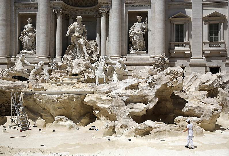 Рим, Италия. Рабочие проводят уборку внутренней части фонтана Треви после его реставрации 