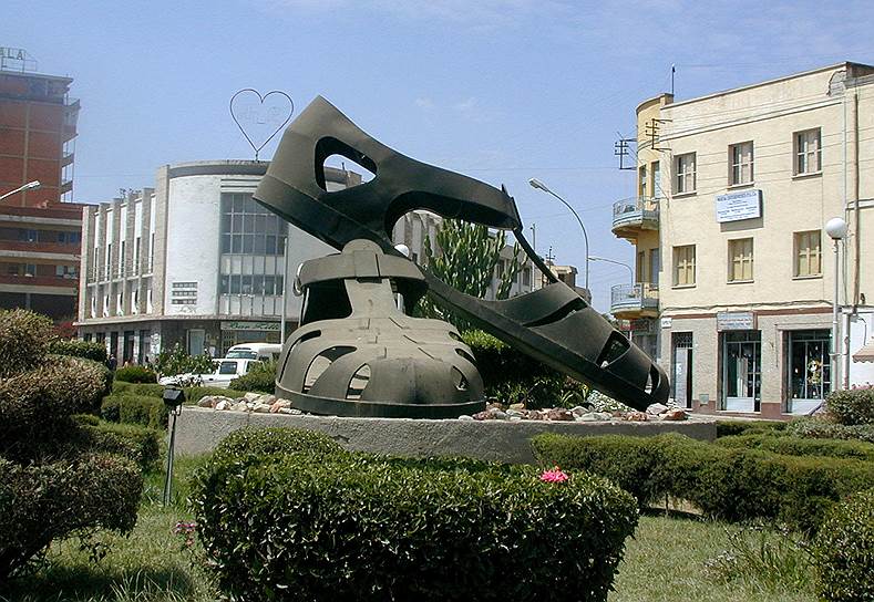 Современная скульптура в центре Асмэры