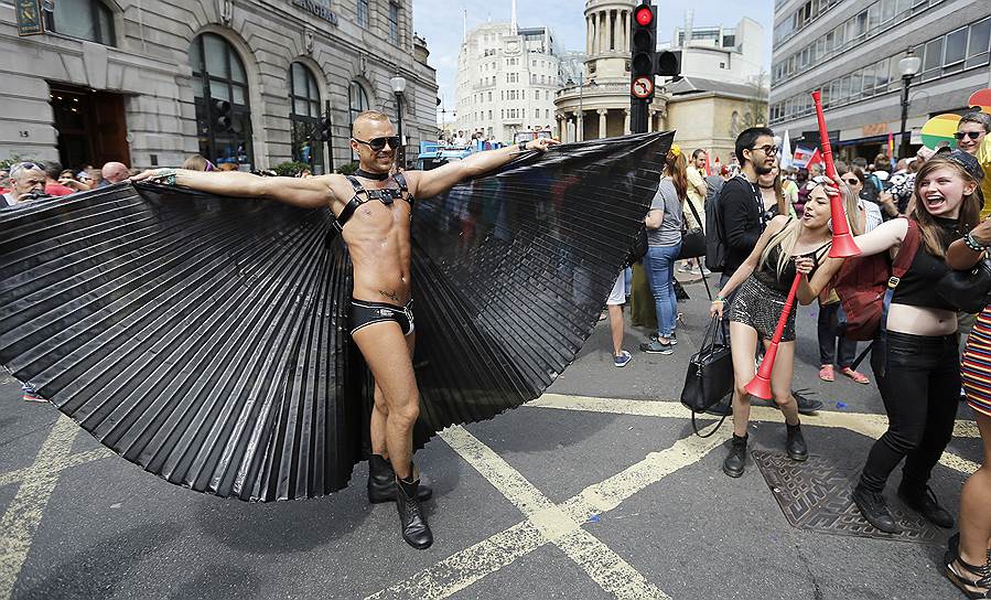 Лондон, Великобритания. Участники ежегодного гей-парада проходят колонной по улице