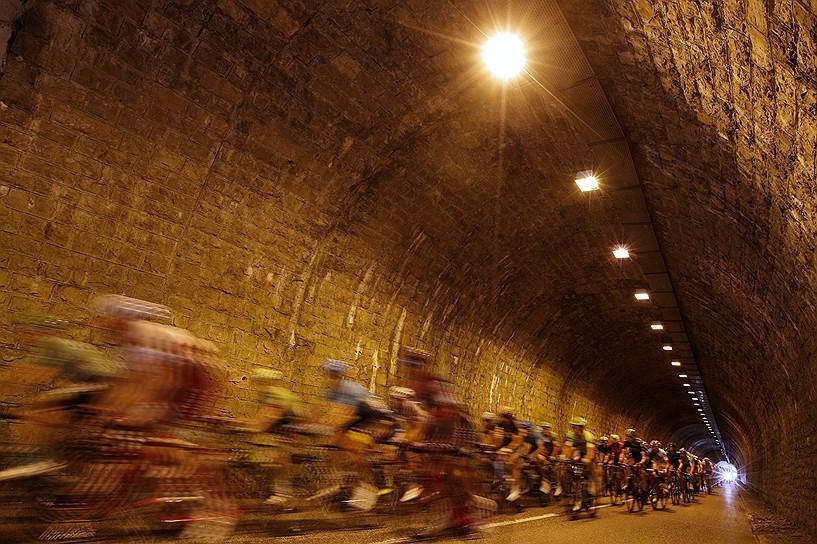 Шамбери, Франция. Участники Tour de France проезжают через туннель на 6 этапе соревнований 