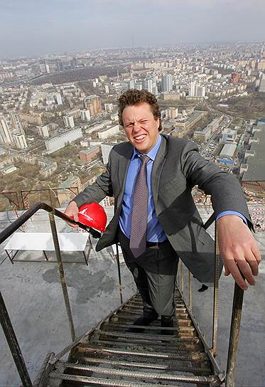 В 2000 году Сергей Полонский переехал в Москву, переименовал компанию в Mirax Group и сразу определил приоритетное направление работы — строительство элитного жилья