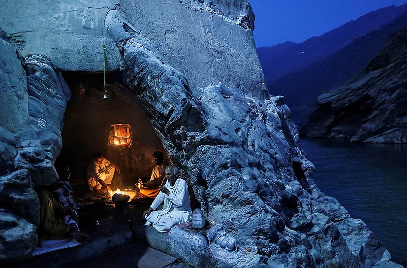 Поселение индусских монахов в Гималаях. Здесь, в месте слияния двух горных рек, берет свое начало река Ганг