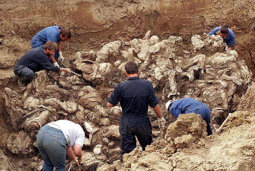 До сих пор точное количество жертв документально не установлено. Международный трибунал по Югославии оценил количество погибших в 8 тыс. человек. Всех убитых хоронили в братских могилах