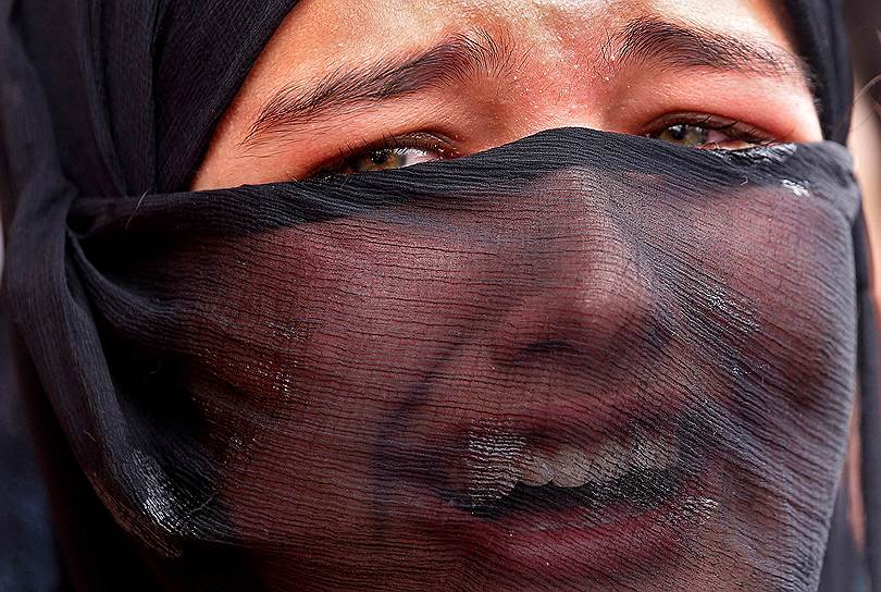 Срингар, Индия. Девушка оплакивает погибшего при столкновениях с полицией активиста