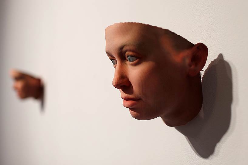 Нью-Йорк, США. 3D-модель лица Челси Мэннинг, созданная художником Хитером Дьюи-Хагборгом на основе ее ДНК