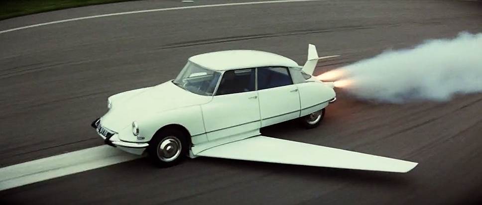 В 1965 году в фильме «Фантомас разбушевался» главный злодей сбежал от преследования на летающем Citro&amp;#235;n DS. Машина была оснащена выдвижными крыльями и могла летать как самолет.