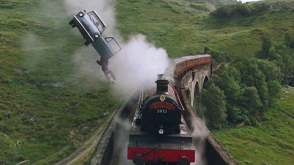 В 2002 году в фильме «Гарри Поттер и тайная комната» Ford Anglia 105E, на котором главные герои Гарри и Рон летят к Хогвартсу, обладала способностью левитировать благодаря магии. Также машина могла становиться невидимой.