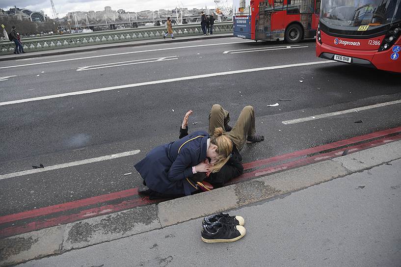 Днем 22 марта 2017 года на Вестминстерском мосту в Лондоне гражданин Великобритании Халид Масуд на легковом автомобиле заехал на тротуар с людьми. После чего вышел из машины и напал с ножом на полицейского. Преступник был застрелен. В результате теракта три человека скончались на месте, еще один погиб в больнице. Ответственность за случившееся взяло ИГ