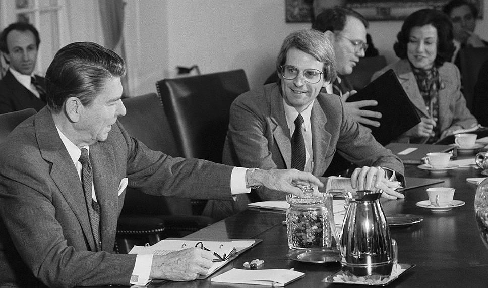 Президент США Рональд Рейган и начальник бюджетного отдела администрации Дэвид Стокман в 1981 году готовят подорожание доллара