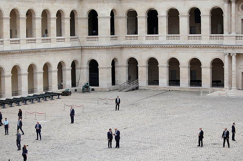 Париж, Франция. Президент Франции Эмманюэль Макрон и президент США Дональд Трамп прогуливаются по двору национального музея Дома Инвалидов