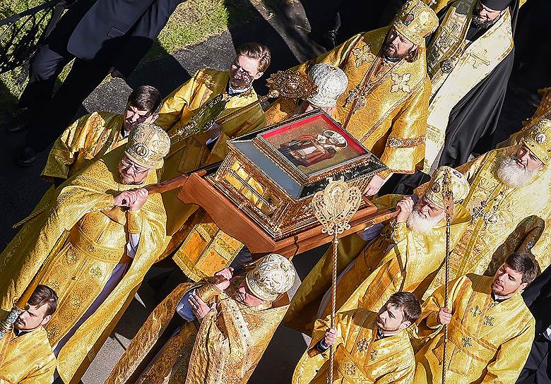 Санкт-Петербург, Россия. Священнослужители во время торжественной встречи ковчега с мощами святителя Николая Чудотворца