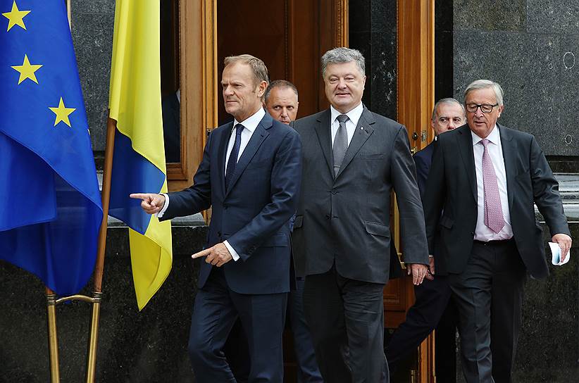 Председатель Европейского совета Дональд Туск (слева), президент Украины Петр Порошенко (в центре) и президент Европейской комиссии Жан-Клод Юнкер 