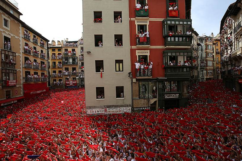 Шествие с красными шарфами в первый день фестиваля Сан-Фермин