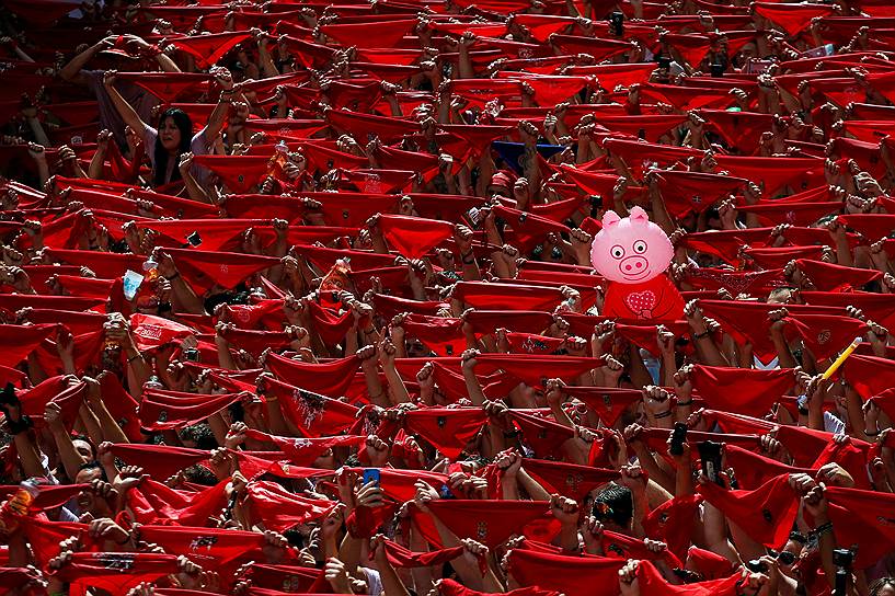 Традиционные красные шарфы на фестивале Сан-Фермин