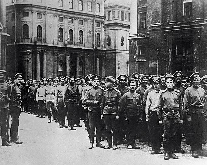 15 июля в расположении 1-го пулеметного полка появились анархистские и большевистские агитаторы, которые говорили о необходимости подписания мирного договора с Германией и убеждали солдат выйти на улицу
