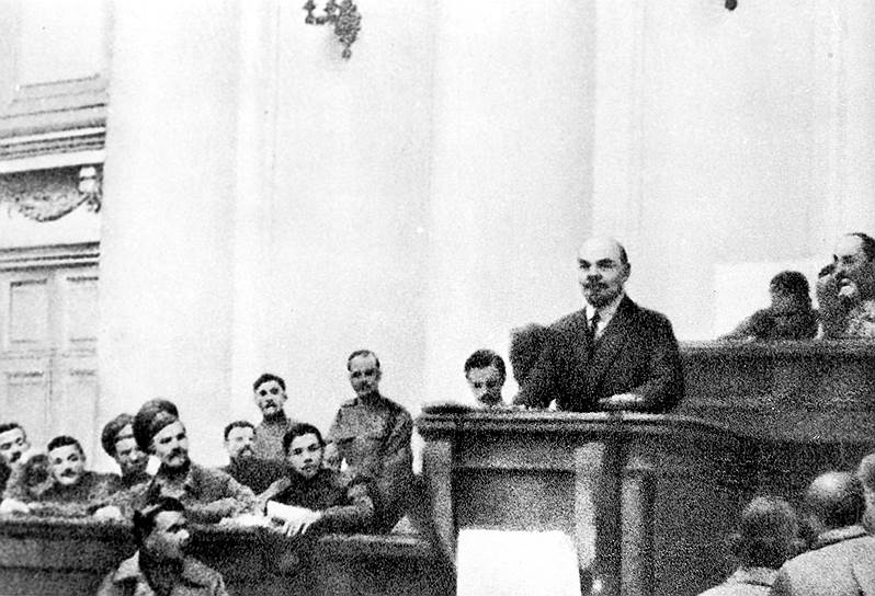 Утром 17 июля матросы из Кронштадта дошли до штаба большевиков. С балкона особняка перед демонстрантами выступали большевистские ораторы, в том числе Свердлов, Луначарский и Ленин