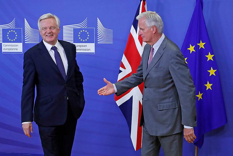 Министр по выходу Соединенного Королевства из ЕС Дэвид Дэвис (слева) и глава переговорной группы от ЕС Мишель Барнье